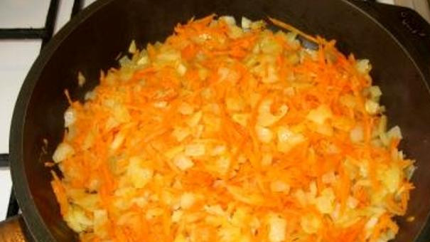 1. Этап. Овощная запеканка с фаршем: 3. Тем временем, отправьте на сковороду лук и морковь.