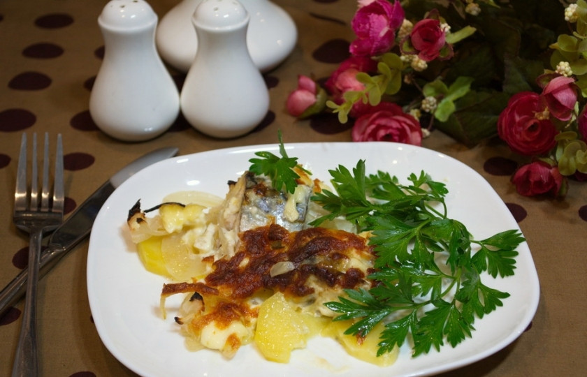 1. Этап. Скумбрия кусочками в духовке: Разогрейте духовку до 200 градусов. Запекайте рыбку в духовке около 1 часа.