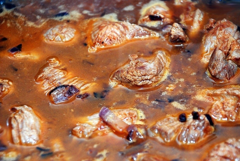 1. Этап. Гуляш из мраморной говядины: Залейте мясо бульоном или водой, понадобится приблизительңо стакана 2. Убавьте огонь, томите блюдо до полной готовности мяса.