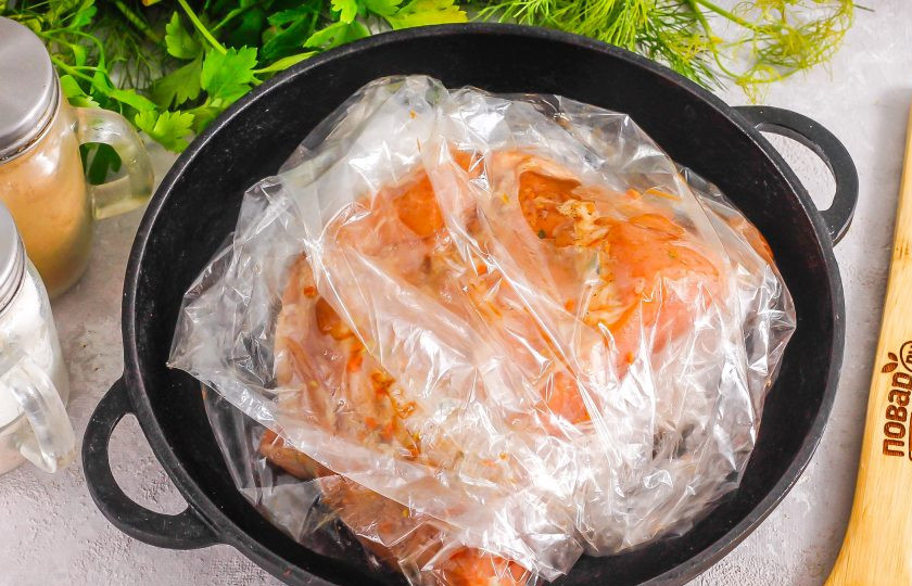 1. Этап. Мясо в дорогу: Разогрейте духовку до 180 градусов и поместите мясо в рукав для запекания. Фольгу или пергамент лучше не использовать, так как в них мясо получится не таким сочным.