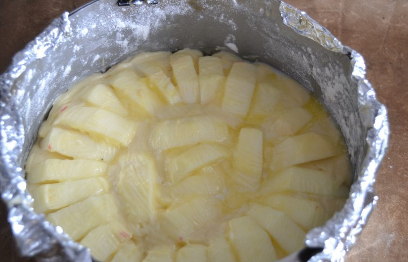 1. Этап. Итальянская шарлотка с яблоками: Выложите яблочные дольки поверх теста, слегка притапливая их. Смажьте сверху остатками растопленного сливочного масла.