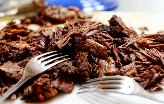 1. Этап. Острая тушеная говядина по-итальянски: Извлекаем мясо из кастрюли и разбираем его на волокна.