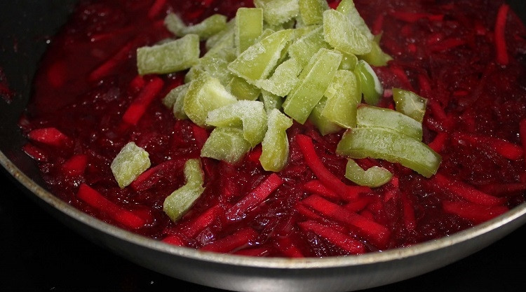 1. Этап. Борщ сибирский с мясом: 9. Перец нарежьте кубиками и добавляйте в сковороду к зажарке. Помешайте и потушите еще пару минут.