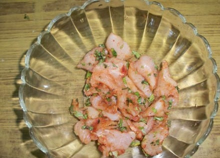 1. Этап. Самые вкусные наггетсы: 5. Перемешайте хорошенько мясо, чтобы каждый кусочек был окутан специями.