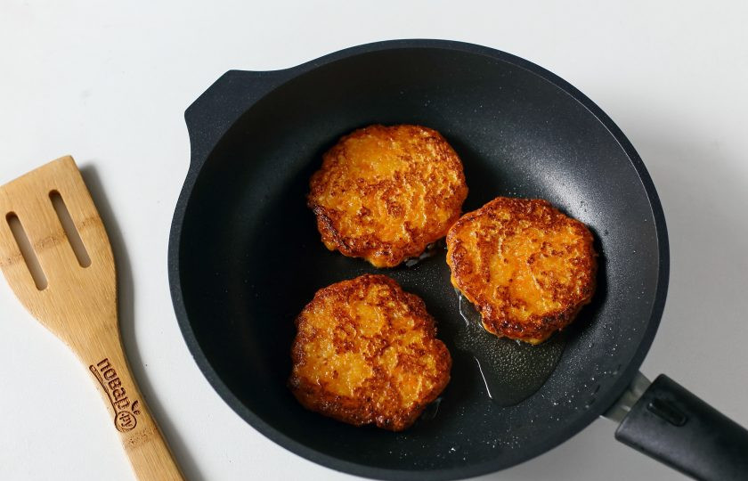 1. Этап. Морковные оладьи с творогом: Жарьте оладьи на огне чуть ниже среднего, накрыв сковороду крышкой, до золотистого цвета.