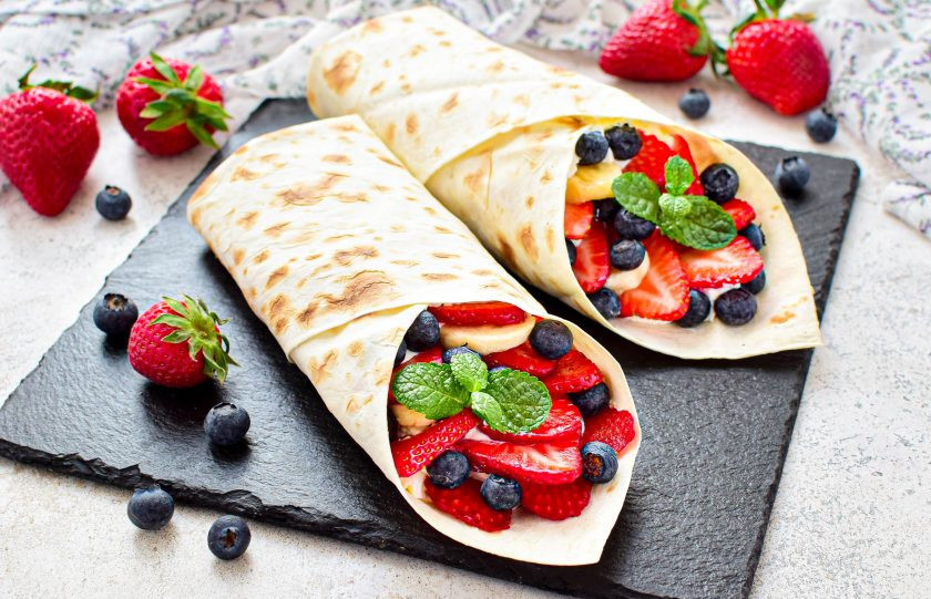 1. Этап. Сладкая шаурма: Сладкую шаурму сразу подавайте к столу. Если оставить на длительное хранение, то крем размочит лаваш, а фрукты успеют обветриться. Приятного аппетита!