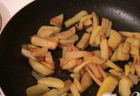 1. Этап. Салат Калейдоскоп: Соломкой нарезаем картофель и поджариваем в масле до готовности. Можно немного посолить.