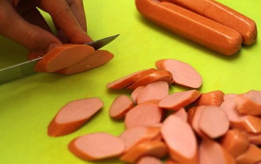 1. Этап. Спагетти с сосиской и соусом: 7. Самое время заняться сосисками. Их нужно очистить и нарезать небольшими кусочками.