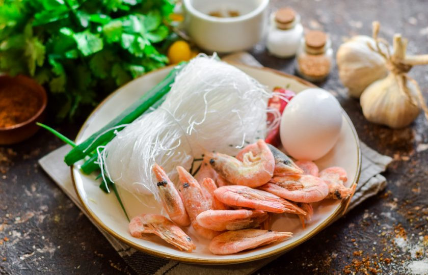 1. Этап. Лапша с креветками по-тайски: Подготовьте продукты.