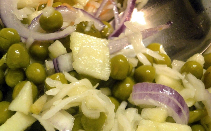 1. Этап. Салат из квашеной капусты и огурцов: 3. Смешаем с горошком и капустой, заправим маслом и добавим специи.