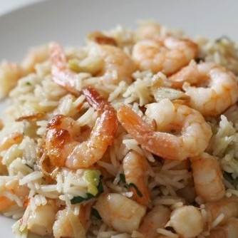 1. Этап. Рис с креветками в мультиварке: После звукового сигнала об окончании программы открываем крышку и перемешиваем рис. Затем добавляем обжаренные креветки, еще раз перемешиваем и оставляем на 10 минут на режиме 