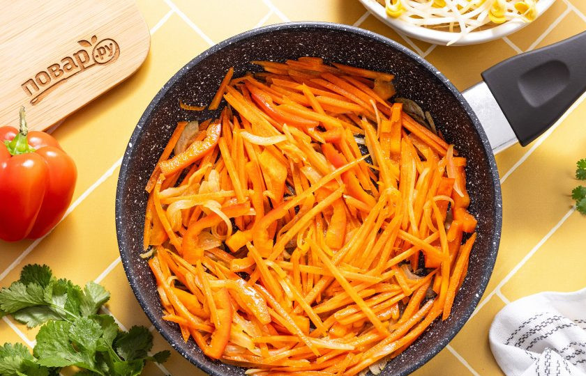 1. Этап. Салат из пророщенной сои по-корейски: Добавьте морковь и репчатый лук, обжарьте овощи до мягкости.