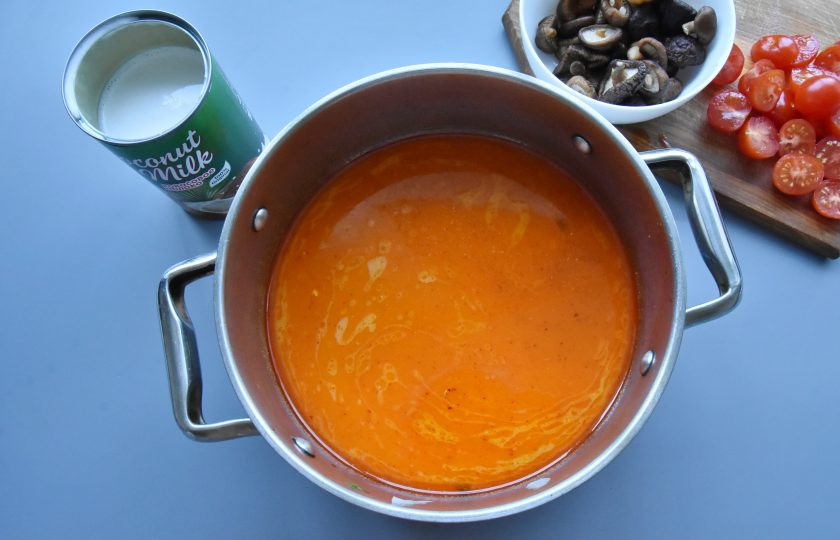 1. Этап. Суп Том ям с мидиями: Влейте кокосовое молоко. Добавьте томаты черри и грибы. Варите 3 минуты. Отрегулируйте вкус супа, добавив рыбный соус в качестве соли.