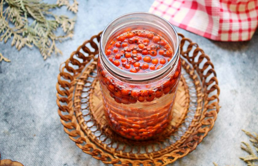 1. Этап. Рябиновый квас: Залейте все 500 миллилитрами кипятка, перемешайте. Оставьте, чтобы все остыло до температуры 25-30 градусов.