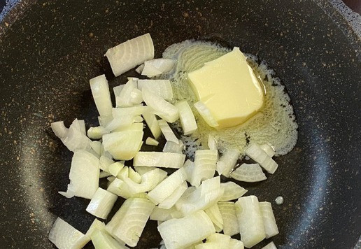 1. Этап. Закуска Оригинальная: Нашинкованную луковицу обжарьте до прозрачности на сливочном масле. Добавьте измельченный чеснок и все слегка обжарьте.