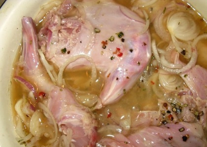 1. Этап. Кролик в пиве: Теперь в глубокую кастрюлю выливаем пиво, добавляем 1,5 чайные ложки соли, специи и нарезанный полукольцами лук. Ставим на огонь и доводим до кипения, полученным маринадом заливаем кролика, перемешиваем. Ставим под пресс, а когда остынет, помещаем на несколько часов в холодильник.