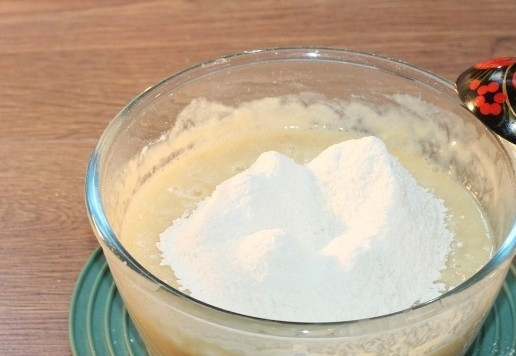 1. Этап. Пирог на кефире с персиками: 6. Просеиваю небольшими частями муку, перемешиваю ложкой,...