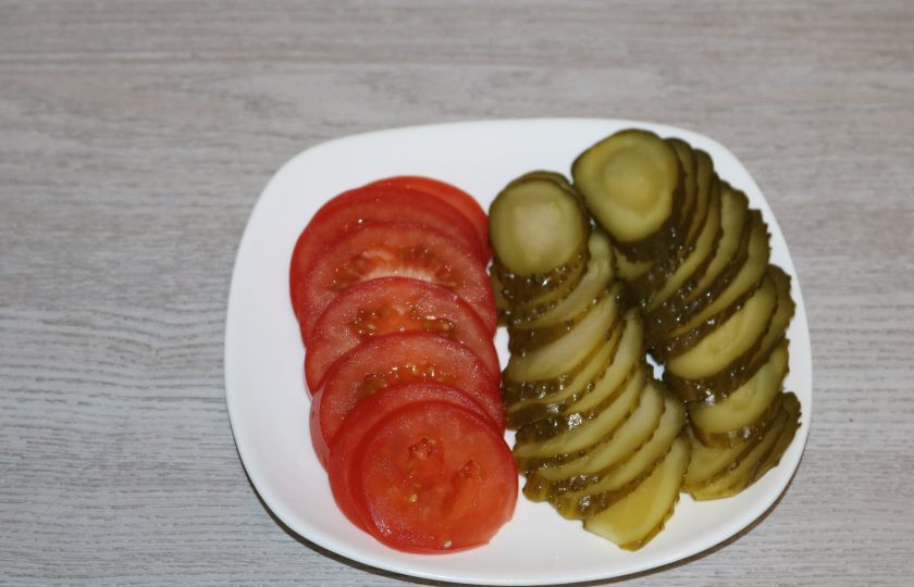 1. Этап. Сочный бургер: Помидор и огурцы нарежьте тонкими кольцами.