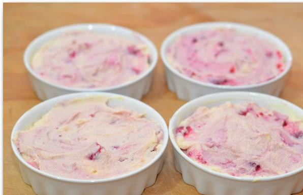 1. Этап. Творожная запеканка с ягодами: Формочки для выпекания (лучше, если они будут сразу порционными) немножко смазываем сливочным маслом, после чего выкладываем в них нашу массу. Ставим в разогретую до 190 градусов духовку на 40 минут.