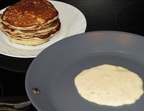 1. Этап. Вкусные оладьи на дрожжах: Сковородку разогрейте на среднем огне. Влейте на нее растительное масло. Можно немного добавить прямо в тесто, чтобы оладьи не прилипали. Выливайте тесто на сковороду ложкой. Обжаривайте оладушки с двух сторон до полной готовности.