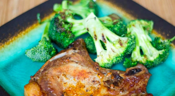 1. Этап. Простой рецепт свинины в духовке: Затем снимите фольгу, влейте на свинину вино и отправьте готовиться еще на 10 минут. Все готово, можно пробовать.