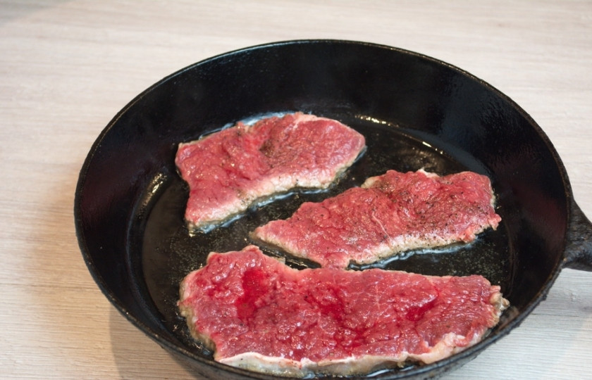 1. Этап. Лангет классический: Хорошо разогрейте сковороду. Влейте в сковороду немного растительного масла. Отбитый кусочек мяса, приправленный солью и специями, выложите на горячую сковороду. Обжарьте по 3-4 минуты с каждой стороны.