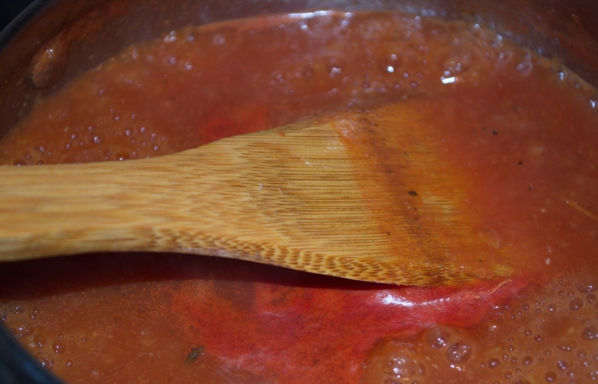 1. Этап. Соус к свинине: Затем варить дальше до густоты, её регулируйте сами. В процессе варки на дне кастрюли соус может приставать. Часто помешивайте соус в процессе варки. Добавьте сахар, соль, специи. Варите дальше.