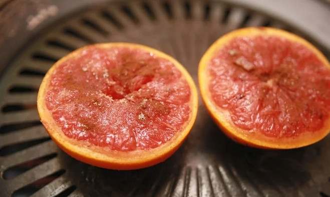 1. Этап. Жареный грейпфрут с корицей: Выложите фрукт на гриль и жарьте пока мякоть не станет немного пузыриться.