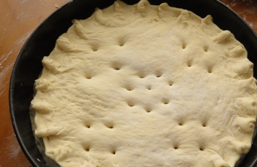 1. Этап. Фыдчин: Теперь раскатываем оставшееся тесто и накрываем им наш пирог. Края плотно соединяем и делаем на пироге несколько дырочек, чтобы он не надулся.