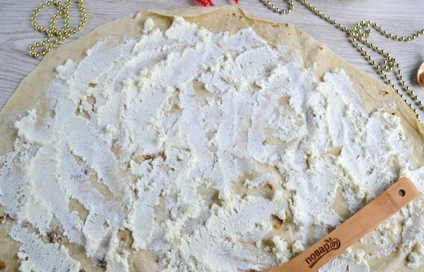 1. Этап. Штрудель из лаваша с творогом: Творог смешайте с сахаром (сахар можно не добавлять или добавить больше). Смажьте творожной массой лаваш по всей поверхности.