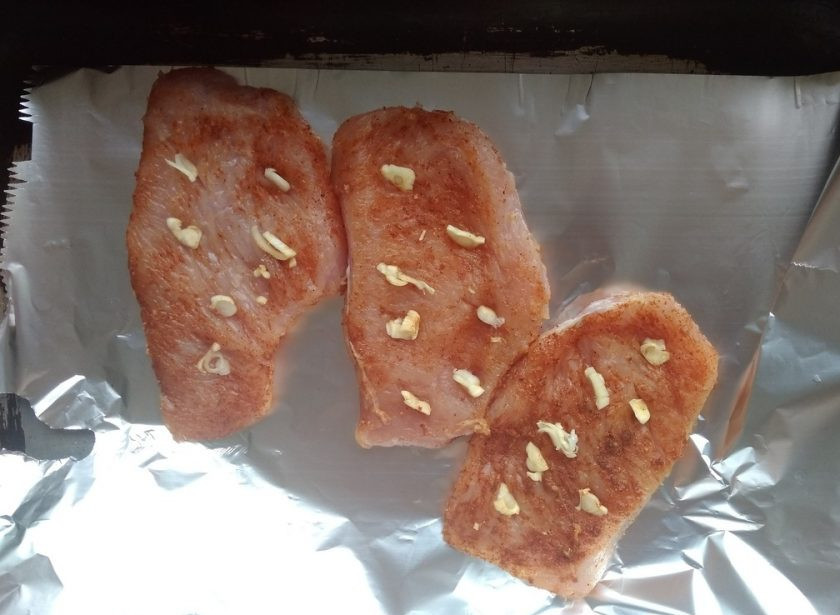 1. Этап. Филе индейки с чесноком в фольге: 5. Далее сделайте на филе небольшие надрезы, вложите в них пластинки чеснока.