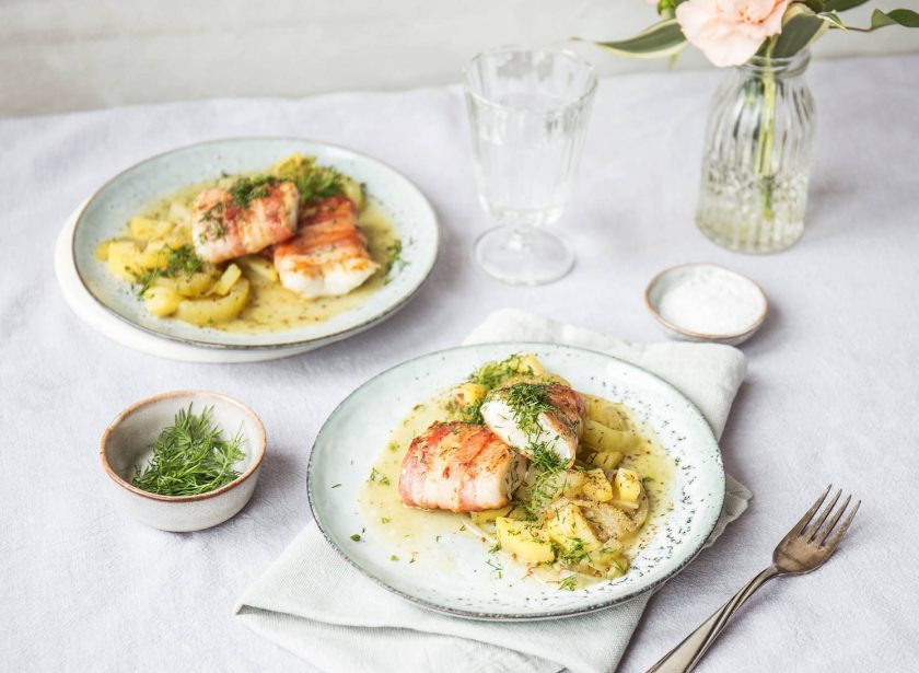 1. Этап. Судак в беконе: 6. Подавайте судака с гарниром из огурца и укропом. Приятного аппетита!