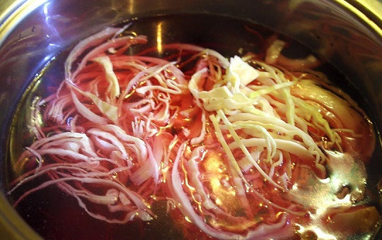 1. Этап. Диетический борщ: 6. Когда бульон проварился, нужно аккуратно достать овощи из него. Затем можно отправить в кастрюлю картофель, морковь и свеклу. Когда бульон закипит, проварить около 10 минут на среднем огне. Затем добавить капусту, посолить и поперчить по вкусу.