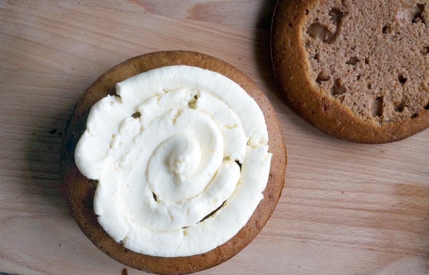 1. Этап. Торт в стиле Рустик: Чем удобно держать крем в мешке — он не обветривается и очень легко сделать слои крема одинаковыми. Просто выкладывайте крем по спирали.