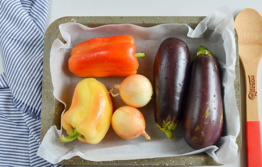 1. Этап. Эскаливада: Выложите на противень овощи, запекайте при температуре 200 градусов в течение 40 минут. Во время запекания овощи переворачиваем несколько раз, для равномерного приготовления.