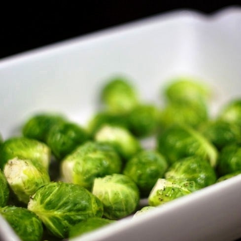 1. Этап. Гарнир из брюссельской капусты: Брюссельскую капусту выкладываем в форму для запекания, сбрызгиваем оливковым маслом, солим и перчим.