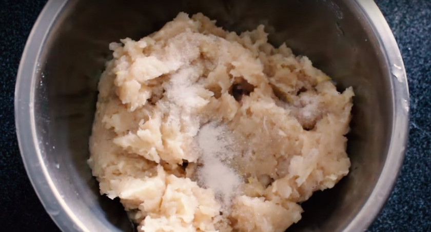 1. Этап. ПП пицца без теста: 2. Добавьте соль по вкусу.