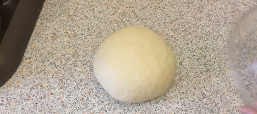 1. Этап. Самые настоящие бублики: 2. В конце добавьте растительное масло и еще раз вымесите тесто, пока масло полностью в него не впитается. Выложите тесто на рабочую поверхность и немного помесите ее вручную. Придайте тесту форму шара, накройте и оставьте на 1 час при комнатной температуре.