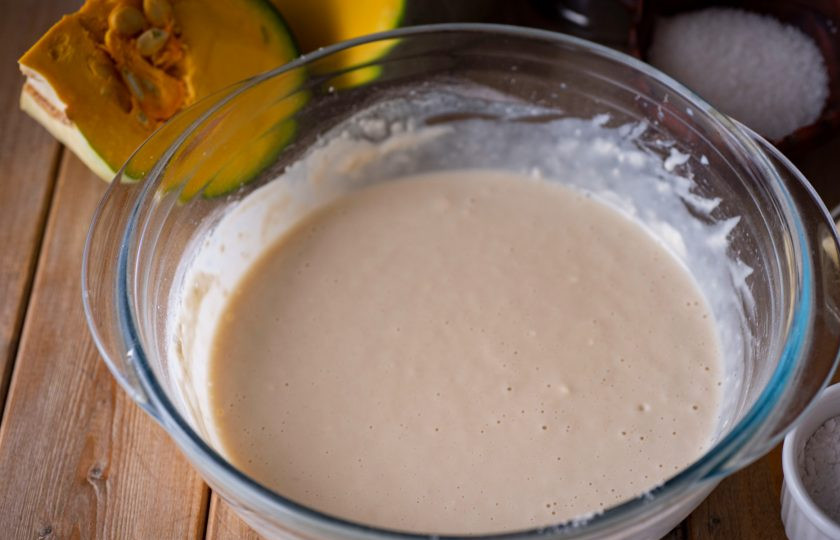 1. Этап. Осенние булочки: Перемешайте все венчиком до полного исчезновения комочков — это опара. Миску с опарой накройте кухонным полотенцем и оставьте в покое на 30 минут — опара должна подойти.