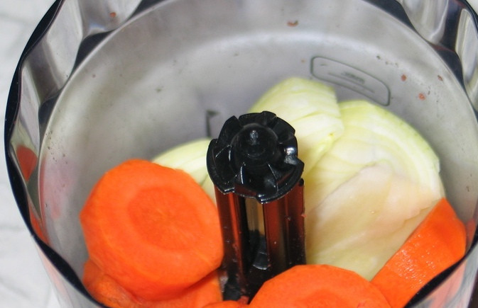 1. Этап. Котлеты в пароварке: Мясо перекладываем в миску, а в блендер кладем очищенные и нарезанные на кусочки овощи: морковь и репчатый лук, их мы также измельчаем.