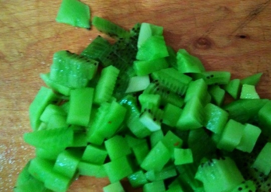 1. Этап. Салат из крабовых палочек с киви: 3. Следом очистите и измельчите киви.