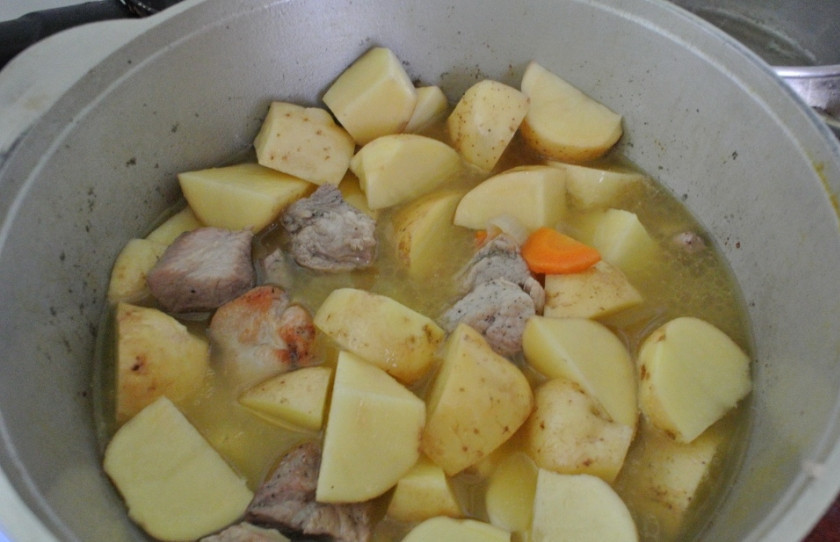 1. Этап. Жаркое из говядины с картошкой: Как все обжарится, заливаем водой, но не до краев.