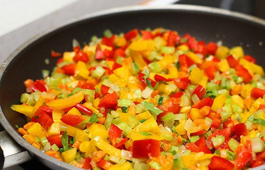 1. Этап. Спагетти с сосиской и соусом: 6. Аккуратно все перемешать и при желании добавить щепотку соли. Жарить на среднем огне, помешивая.