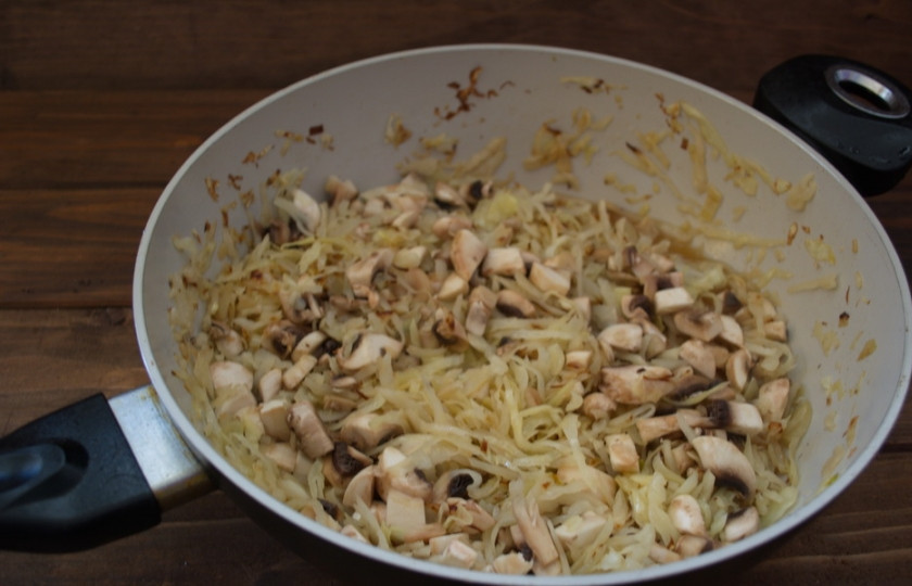 1. Этап. Дрожжевые пирожки с капустой: Добавьте нарезанные шампиньоны. Тушите еще 10 минут. Капусту посолить, поперчить, добавить специй по вкусу.