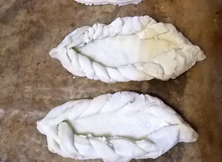 1. Этап. Открытые пирожки Ладья: Защипните края и сформируйте ладьи.