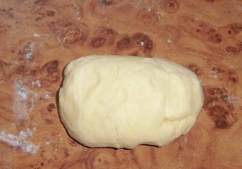 1. Этап. Восточное печенье: 3. Вливаю растительное масло, смешиваю муку с разрыхлителем, понемногу ввожу к жидким ингредиентам. Замешиваю эластичное и воздушное тесто.