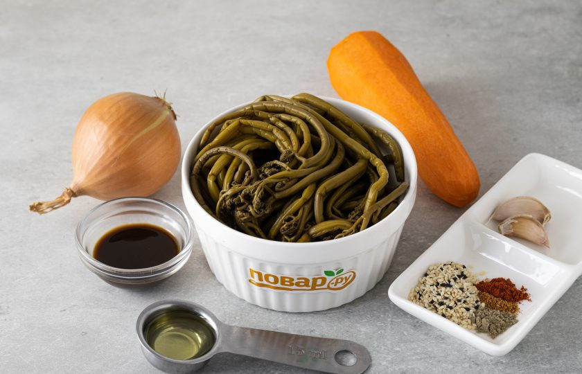 1. Этап. Салат из соленого папоротника по-корейски: Подготовьте все ингредиенты. Папоротник предварительно замочите в холодной воде на ночь, чтобы убрать горечь и слишком соленый вкус. Затем тщательно промойте.