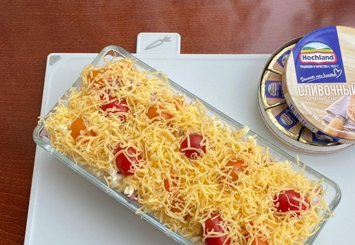 1. Этап. Макароны Сливочные: Отваренные макароны перемешайте с нашинкованной колбаской. Сверху разложите помидоры черри и все залейте сливочной смесью. Сверху все присыпьте твердым сыром. Запекайте в разогретой до 170* духовке, минут 20.