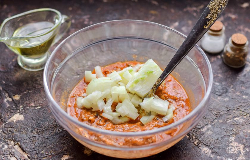 1. Этап. Котлеты из кильки в томатном соусе: Лук очистите и нарежьте небольшими кубками. Добавьте лук в кильку.