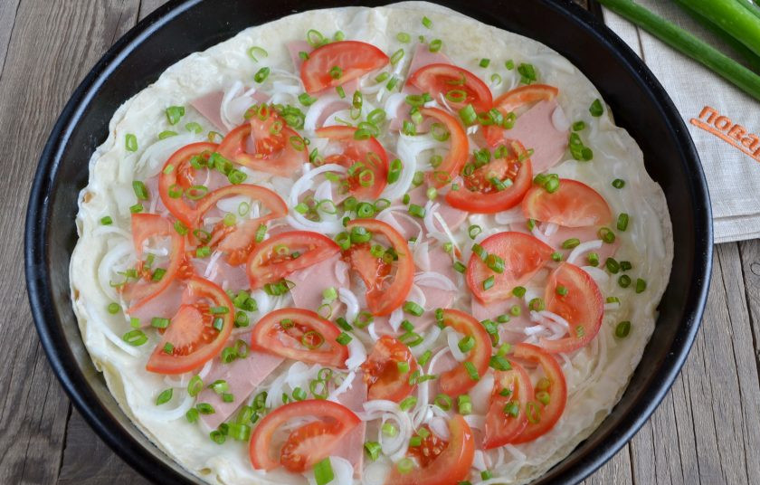 1. Этап. Пицца на лаваше в духовке: Далее — слой помидоров и зелени, я положила зеленый лук.